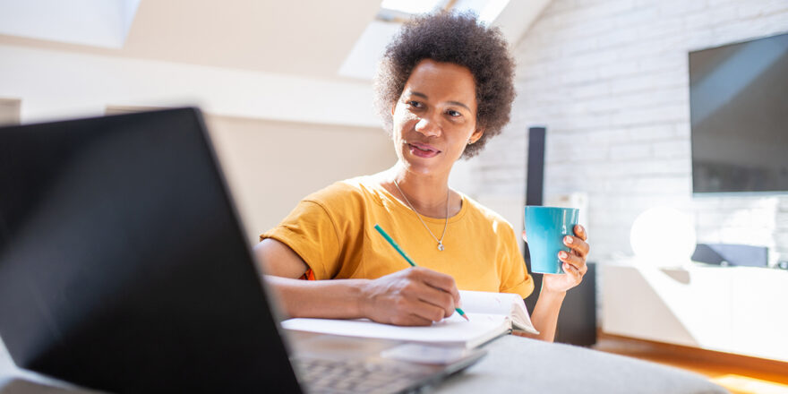 A young woman using ChatGPT for her personal finance